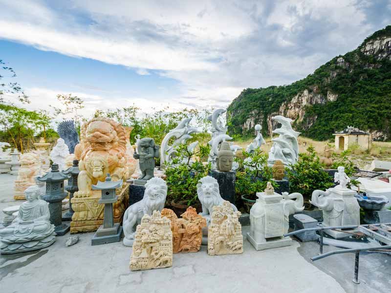 Không gian trưng bày tượng đá ở làng nghề Non Nước